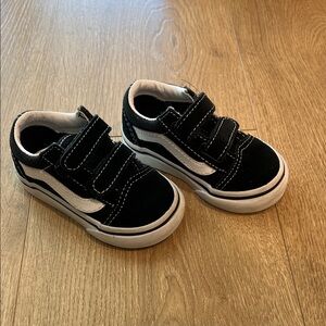 Vans Toddler Black and White Velcro Sneakers | Size 4.5